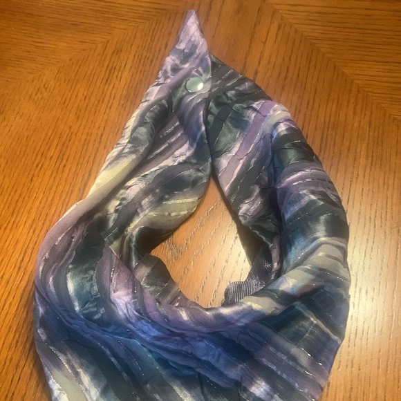 Copy NWOT Beautiful Easy to Where Scarf - Snap Closure In Back, Reversible - Picture 9 of 16